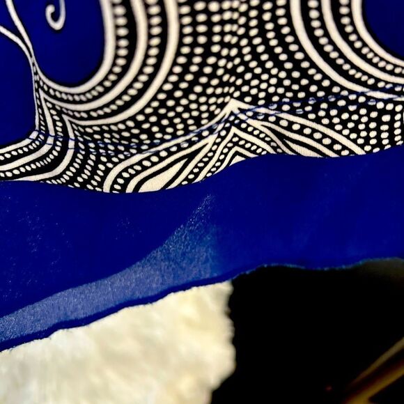 Elegant Blue and White Patterned Women's Top - Picture 4 of 7